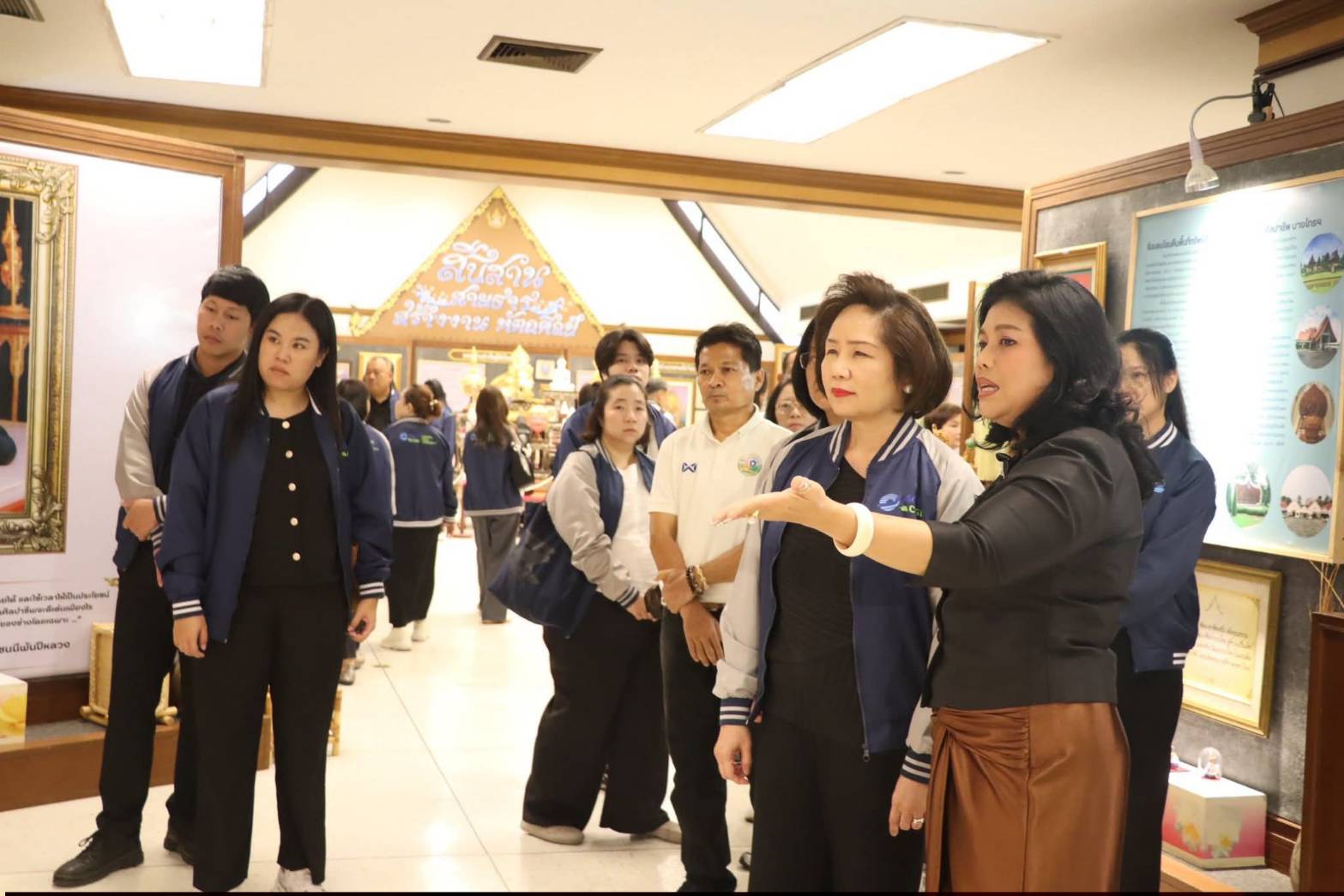 title - ผอ.ศพส. ให้การต้อนรับ ผอก.สกอญ. พร้อมด้วย คณะผู้เข้าร่วมสัมมนาเชิงปฏิบัติการฯ เข้าเยี่ยมชมแผนกฝึกอบรม และพื้นที่ภายในศูนย์ส่งเสริมและพัฒนาอาชีพเสริมนอกภาคการเกษตร